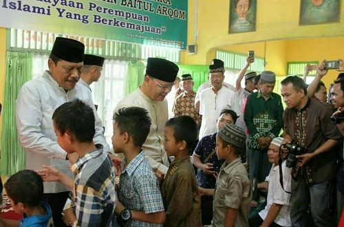Safari Ramadhan, Gubernur Rohidin Salurkan Bantuan  di Bengkulu Utara